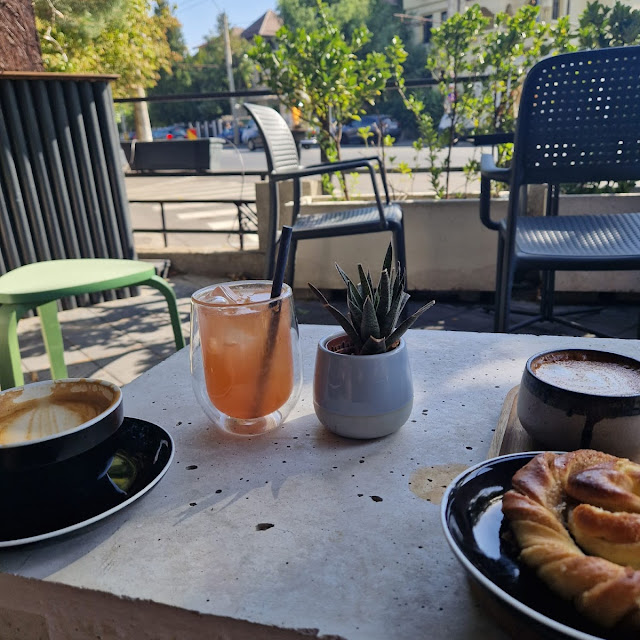 Capuccino Cu Lapte De Fasole Și Suc De Graf Cu Gheata