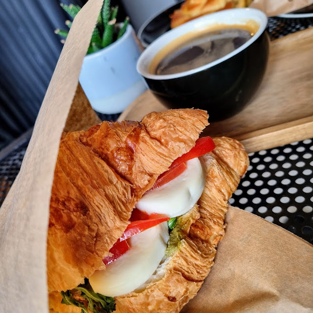 Mozarella Croissant