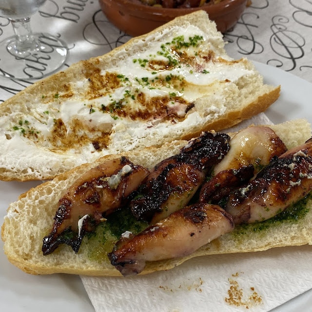 Bocadillo de Calamar A la Plancha Con Mayonesa Y Picadillo
