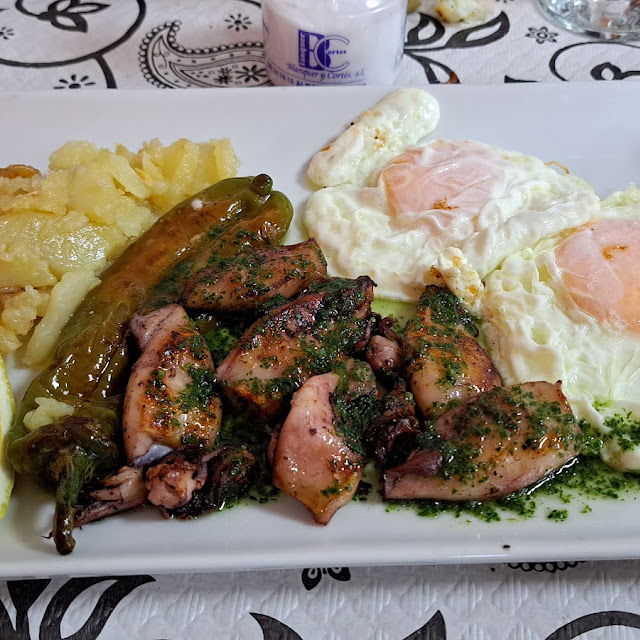 Huevos Fritos Con Chipirones A la Plancha