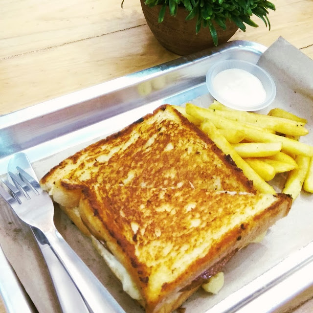 Grilled Mac and Cheese with Chicken Ham
