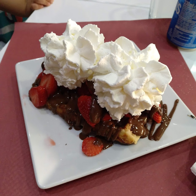 Gofre de Nutella Nata Montada Y Fresa