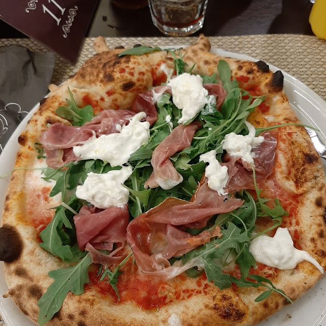 Pizza Con Mozzarella Di Bufala Bresaola E Scaglie Di Parmigiano