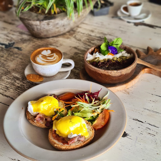 Eggs & Hollandaise