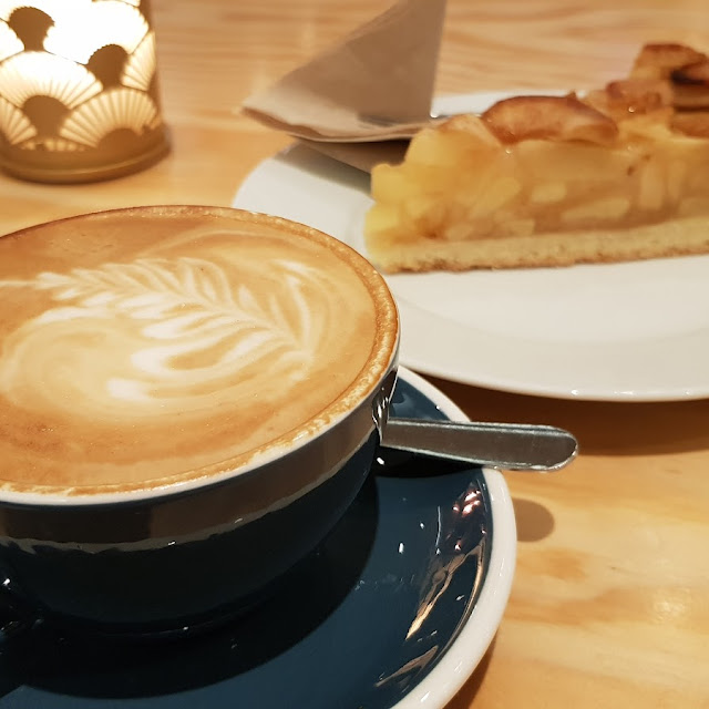 Cappuccino Und Veganer Apfelkuchen
