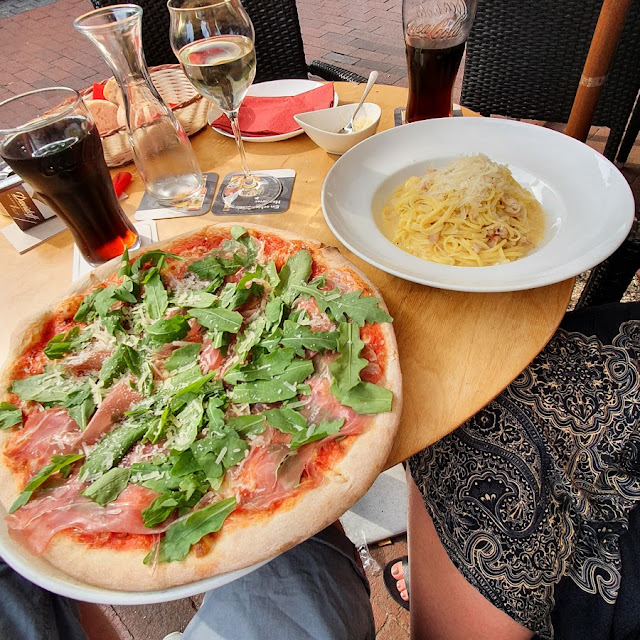 Pizza Parmaschinken Und Spaghetti Bolognese