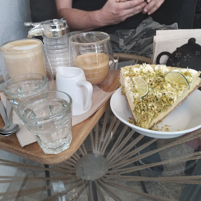 Dos Cafés Y Una Porción de Key Lime Pay Muuuy Rica