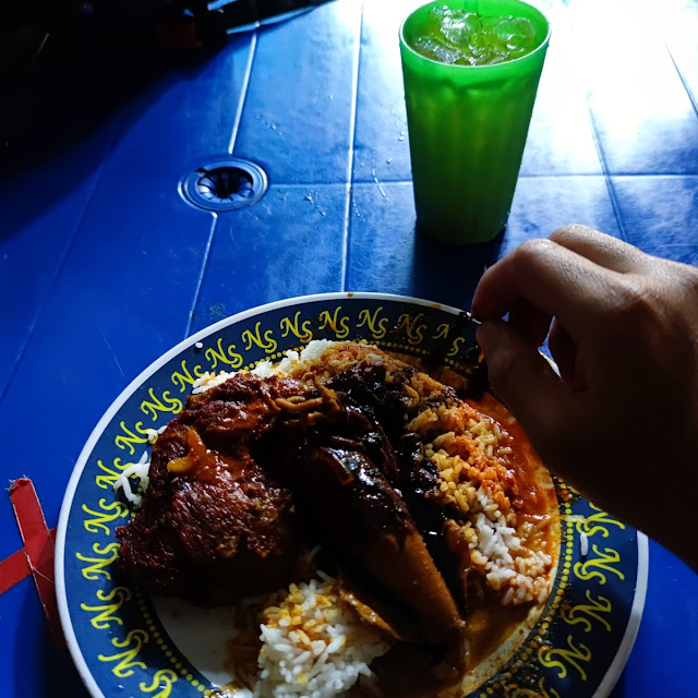 Nasi Kandar Ayam Goreng Atas Peha Tambah Telur Sotong