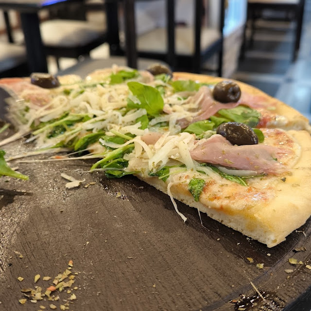 Pizza de Rúcula Y Parmesano