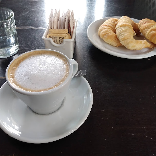 Café Con Leche Y Medialunas