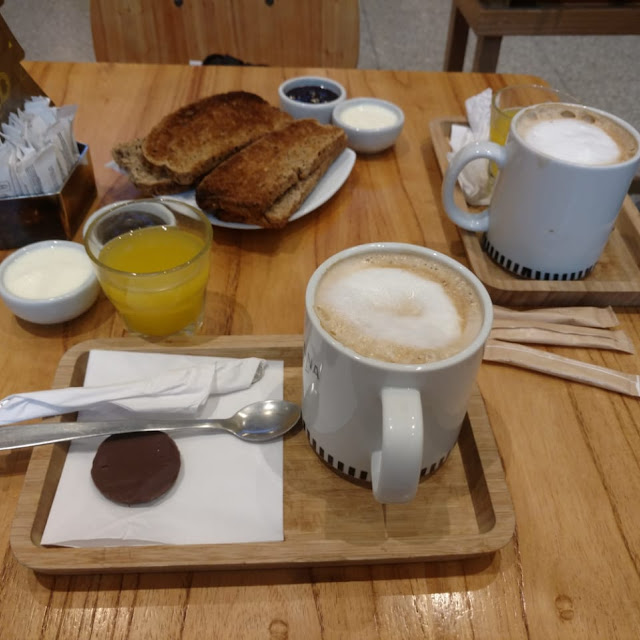 Cafe Con Leche Y Tostadas Negras Con Dulce Y Queso