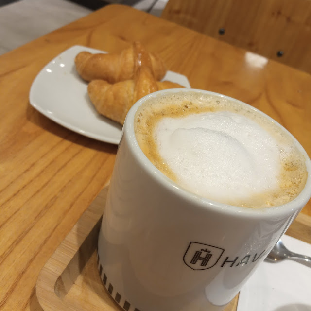 Café Con Leche Y Medialunas