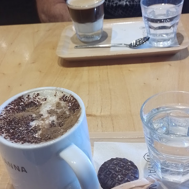 Capuccino En Tazón Y Café Con Leche Condensada