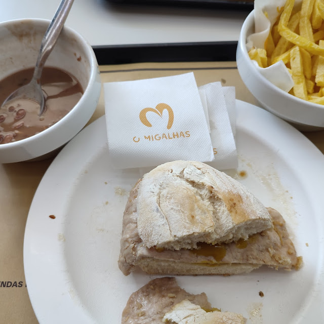 Bifanas Em Pão E Sopa de Pedra
