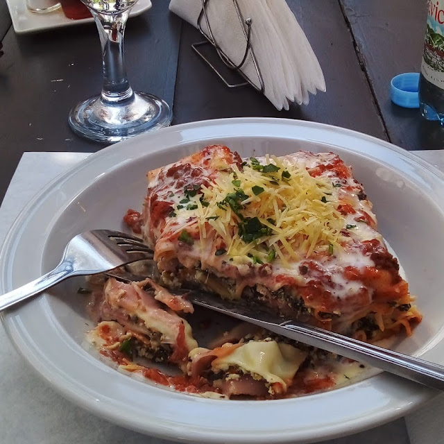 Lasagna de Acelga Jamón Y Queso Con Bolognesa Y Salsa Blanca Abundante Queso Rallado