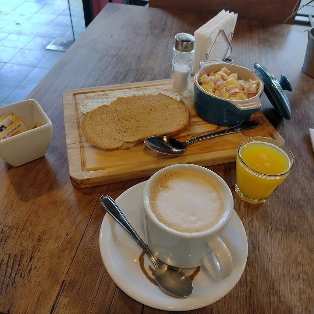 Café Grande Más Huevos Revueltos Con Jamón