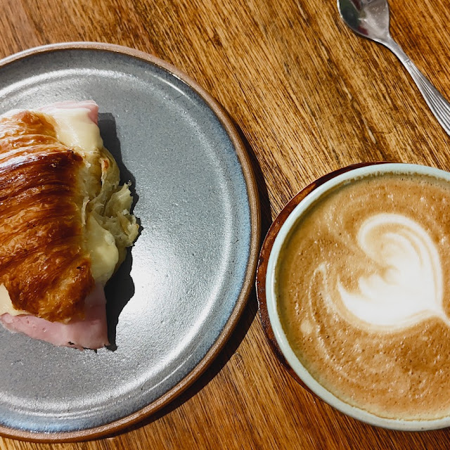 Café Con Leche Con Una Media Luna Con Abundante Jamón Y Queso