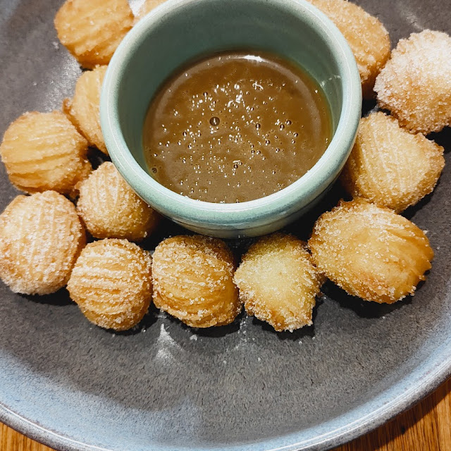 Chocolate Blega Caliente Con Mini Churros Acompañados Con Salsa de Dulce de Leche