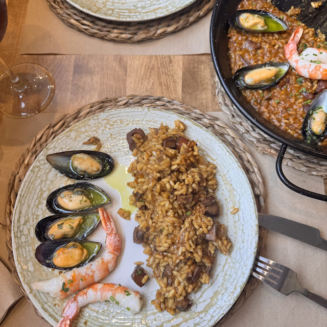 Paella de Gamba Roja Sepia Y Mejillones