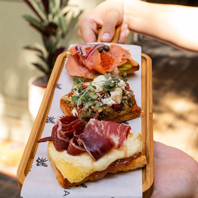 Focaccia Rellena de Burrata Y Mortadella