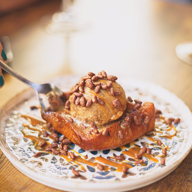 Torrija Clásica Con Helado de Caramelo Salado