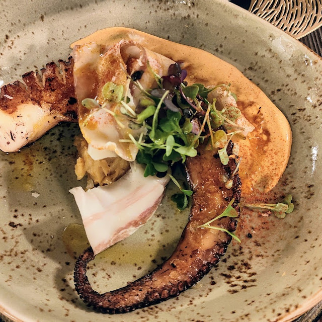 Tentáculo de Pulpo Sobre Patata Revolcona Panceta Ibérica Y Pimentón de la Vera