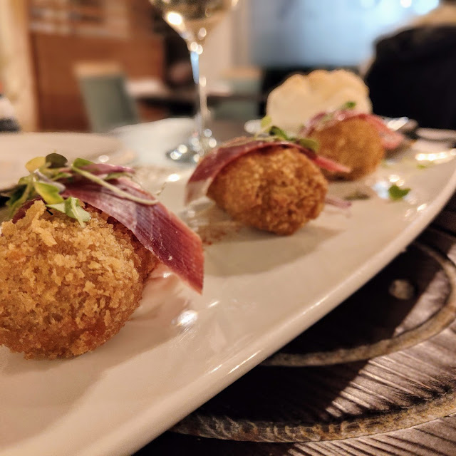 Croqueta de Patatera Sobre Crema de Torta Y Miel de Las Hurdes