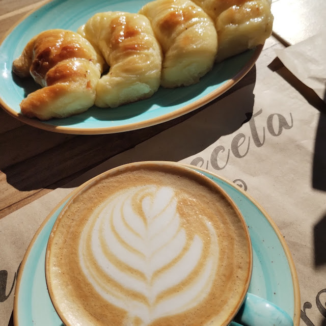 Medialunas de Jamón Y Queso Con Café Con Leche