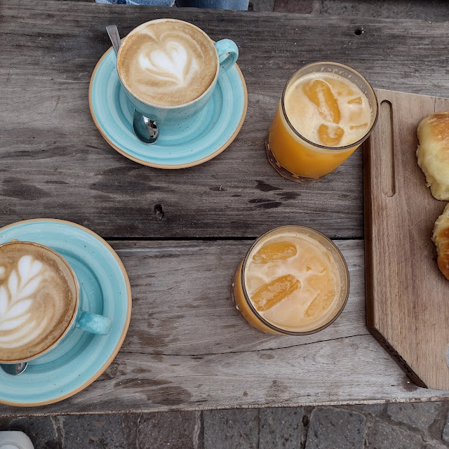 Café Con Leche 2 Medialunas Y Exprimido de Naranja