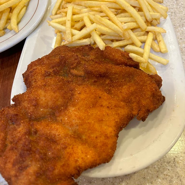 Escalope de Pollo Empanado Con Patatas Y Ensalada N° 6