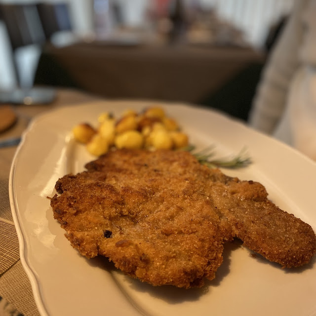 Cotoletta Alla Milanese Con Patate Bollite Di Contorno