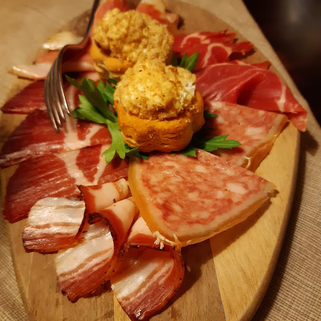 Antipasto Di Salumi Tipici Milanesi Compreso Il Salame Cotto