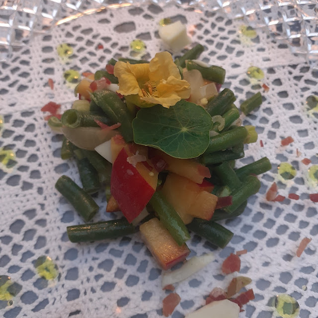 Antipastino Fagiolini Pesche Prosciutto Tagliato Fine Al Coltello E Formaggio