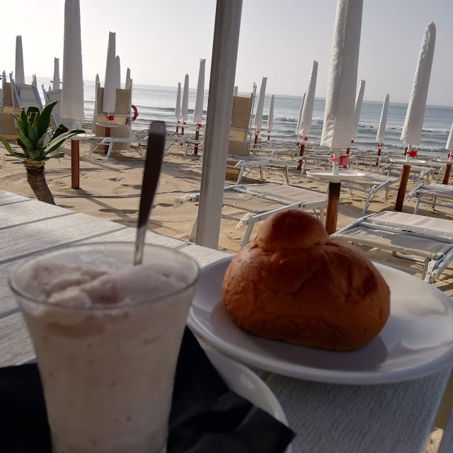 Granita Alla Mandorla Con Tuppo