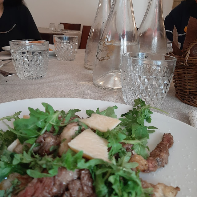 Tagliata Di Manzo E Maialino Con Rucola E Grana