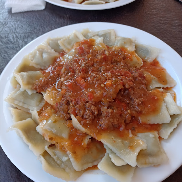 Ravioles Con Salsa Roja