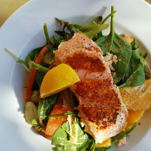Grill Salmon Fillet Salad with Washabi Dressing