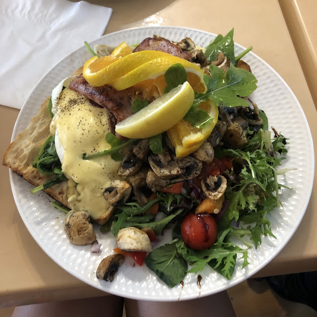 Eggs Benedict with Hollandaise Sauce