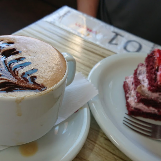 Café Com Leite E Bolo de Morango