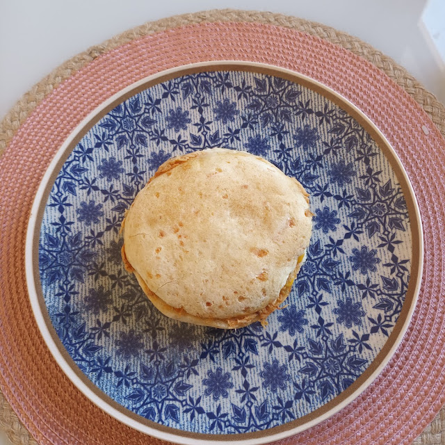 Pão de Queijo Grande Recheado Com Frango Milho E Catupiri