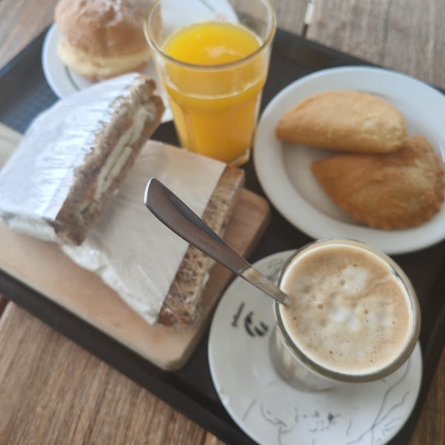 Cappuccino Mit Gebäck Und Limo