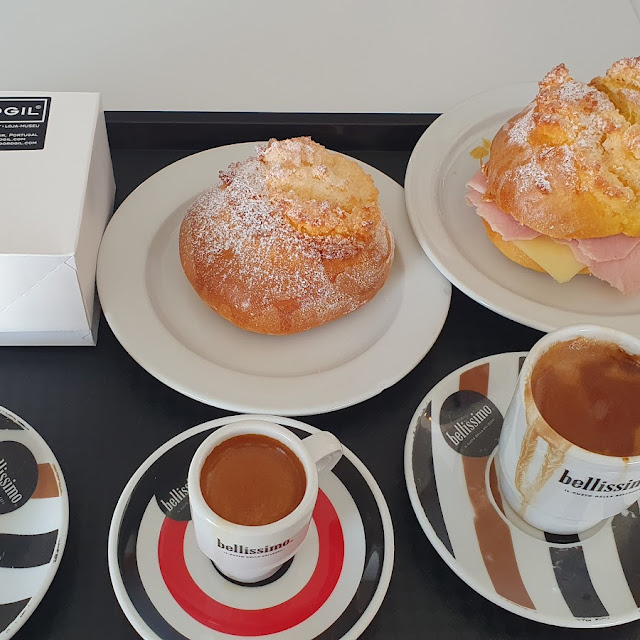 Cafés Pão de Deus E Pão de Deus Misto