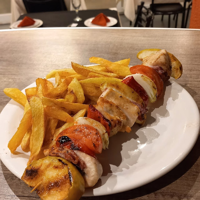 Brochet de Pollo Con Papas Fritas