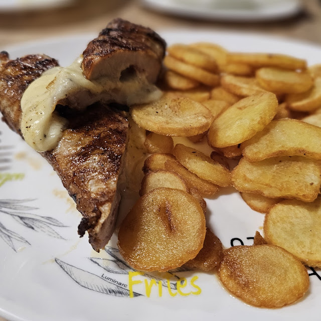 Teleći Kotleti Pommes Frites Lepinja
