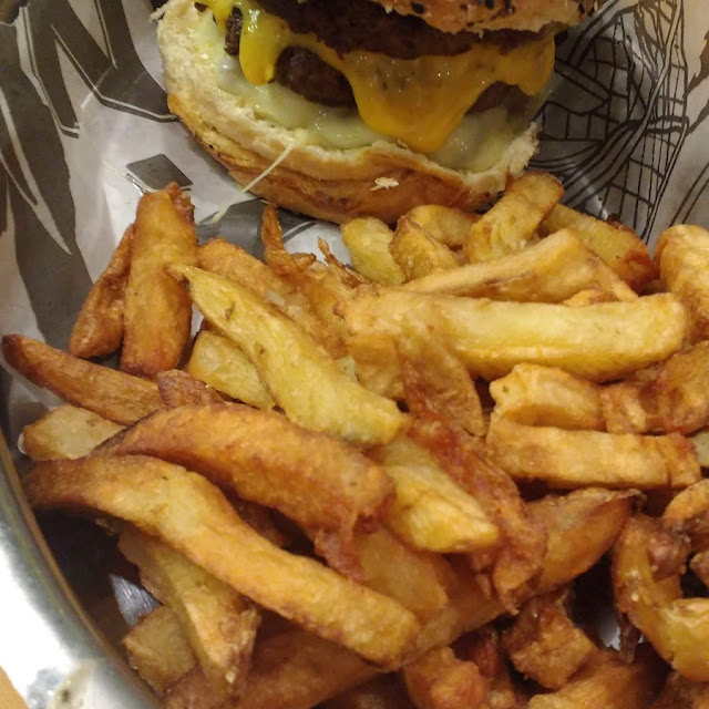 Hamburguesa Con Jamón Y Queso Acompañado Con Papas Fritas