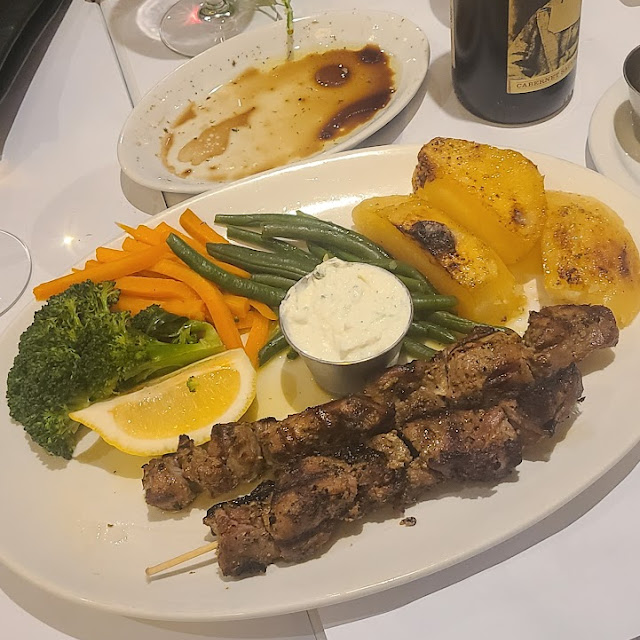 Assiette de Souvlaki Au Porc Pork Souvlaki Plate