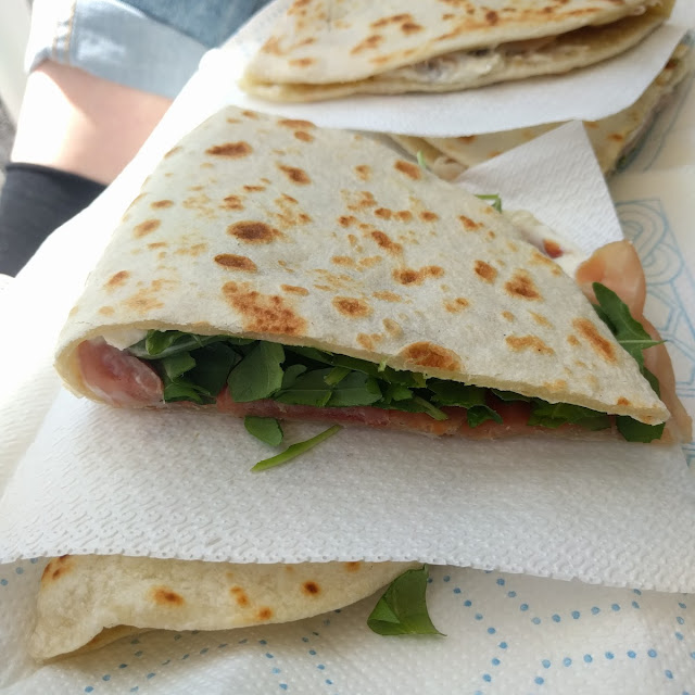 Piadina Con Prosciutto Crudo Formaggio Pomodoro E Salsa Rosa