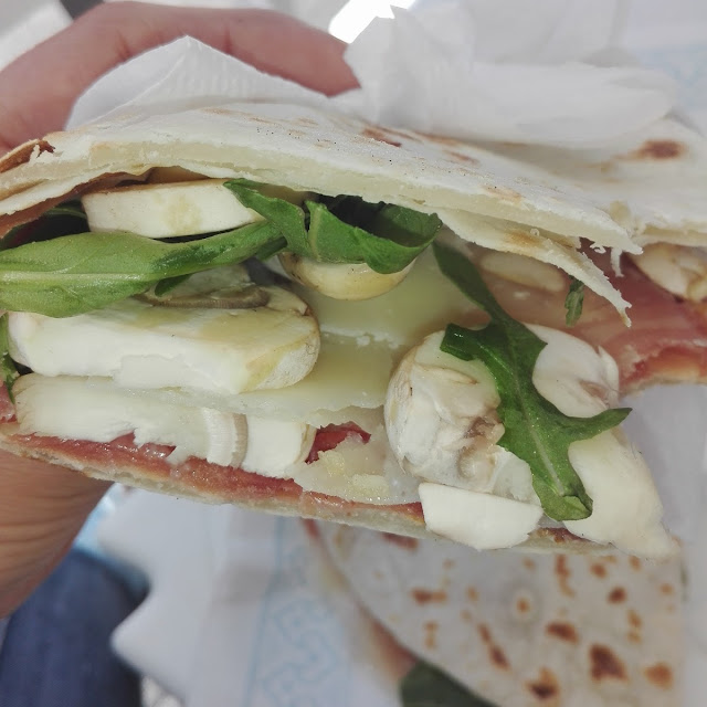 Piadina Crudo Grana Funghi Freschi Rucola