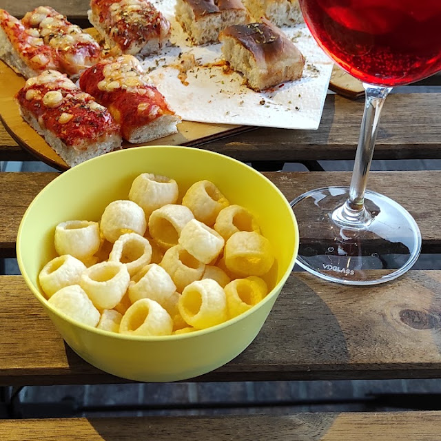 Spritz Al Campari Con Soffici Quadrotti Di Pizza