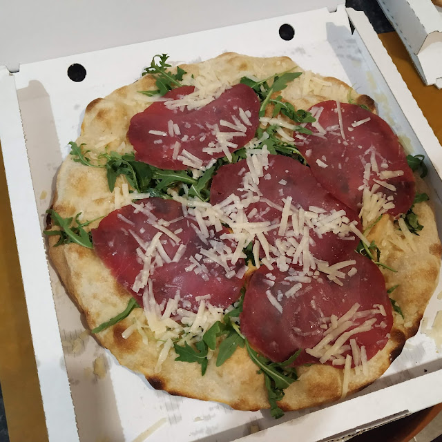 Focaccia Con Rucola Bresaola E Scaglie Di Grana